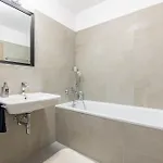 Affittacamere Sunny Haven: Modern 2br,garage, Wifi,stream