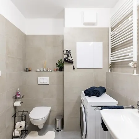 Sunny Haven: Modern 2br,garage, Wifi,stream Гостевой дом Братислава