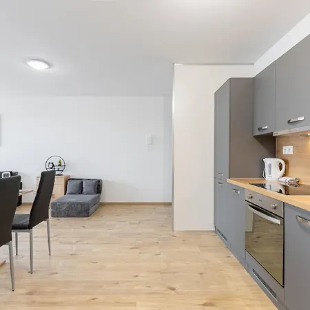 Sunny Haven: Modern 2br,garage, Wifi,stream Братислава
