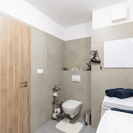 Sunny Haven: Modern 2br,garage, Wifi,stream * Bratysława