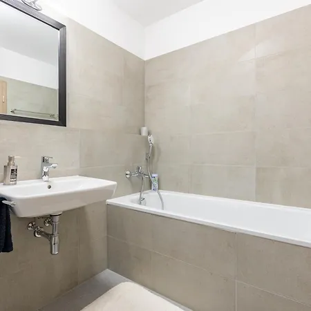 Pensjonat Sunny Haven: Modern 2br,garage, Wifi,stream