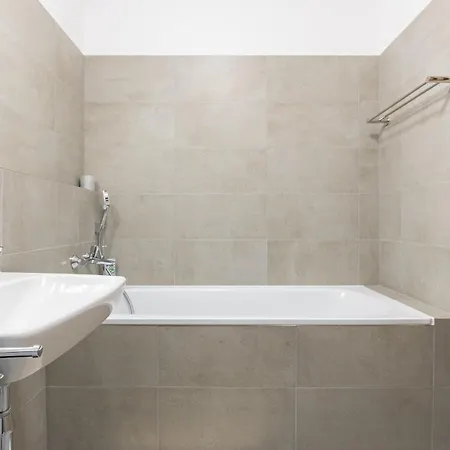 Sunny Haven: Modern 2br,garage, Wifi,stream *