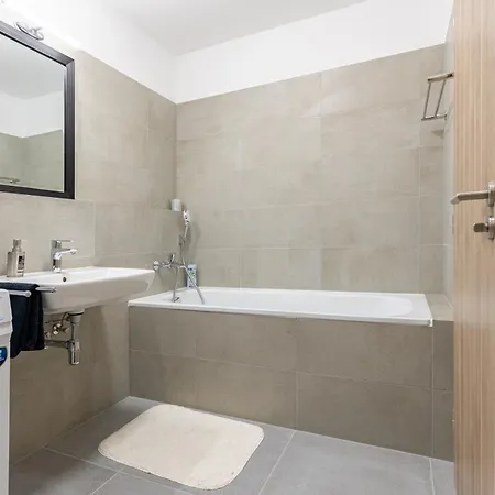 Pensjonat Sunny Haven: Modern 2br,garage, Wifi,stream