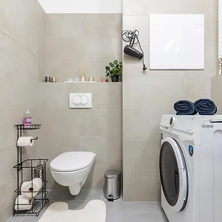 Pensjonat Sunny Haven: Modern 2br,garage, Wifi,stream Bratysława