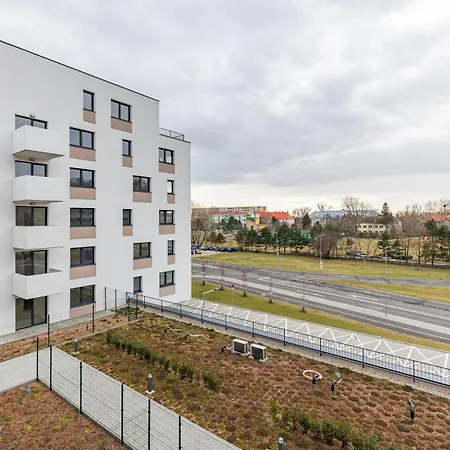 Pensjonat Sunny Haven: Modern 2br,garage, Wifi,stream Bratysława