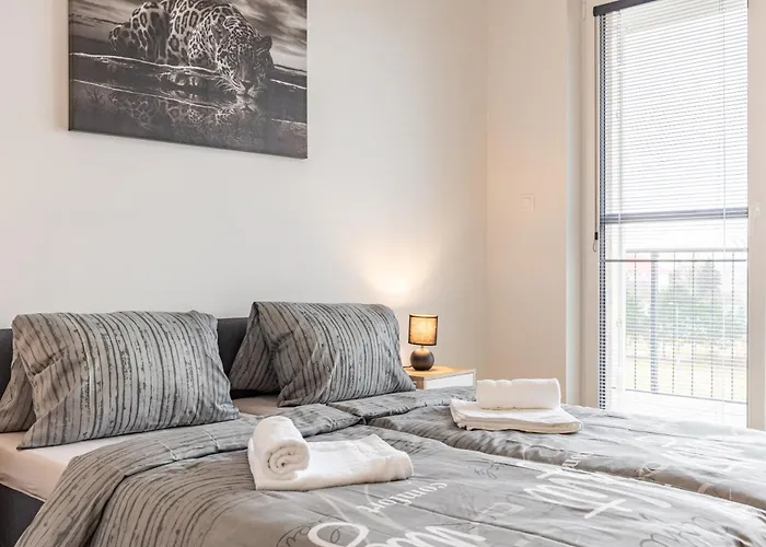 Guest house Sunny Haven: Modern 2br,garage, Wifi,stream *