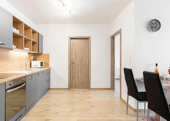 Sunny Haven: Modern 2br,garage, Wifi,stream * Братислава