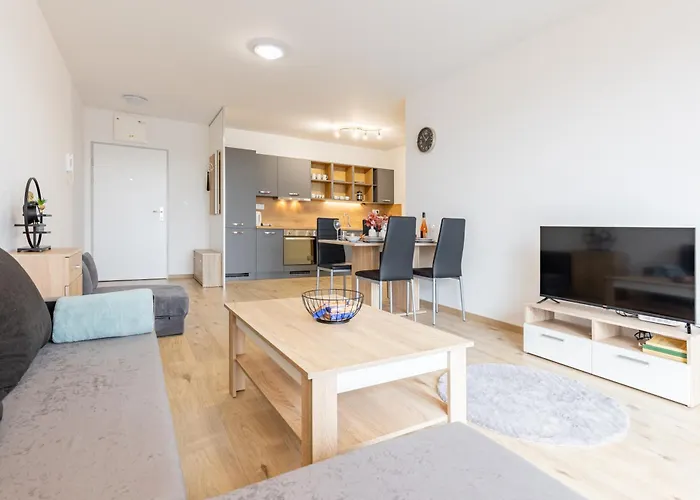 Sunny Haven: Modern 2br,garage, Wifi,stream