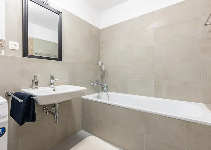 Guest house Sunny Haven: Modern 2br,garage, Wifi,stream