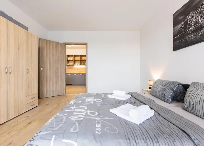 Sunny Haven: Modern 2br,garage, Wifi,stream Гостевой дом *