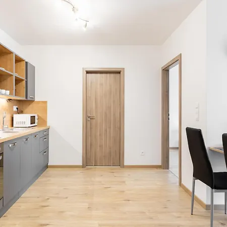 Sunny Haven: Modern 2br,garage, Wifi,stream * Bratysława