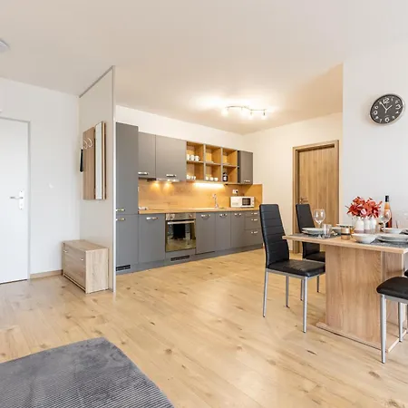 Sunny Haven: Modern 2br,garage, Wifi,stream * Bratysława