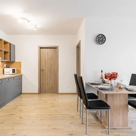 Pensjonat Sunny Haven: Modern 2br,garage, Wifi,stream Bratysława