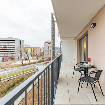 Sunny Haven: Modern 2br,garage, Wifi,stream Pensjonat Bratysława