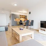 Sunny Haven: Modern 2br,garage, Wifi,stream